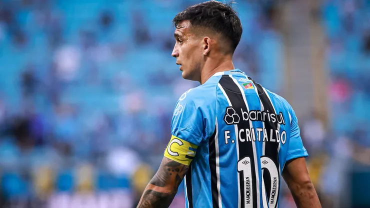 Franco Cristaldo jogador do Gremio durante partida contra o Santos no estadio Arena do Gremio pelo campeonato Brasileiro A 2025. Foto: Maxi Franzoi/AGIF