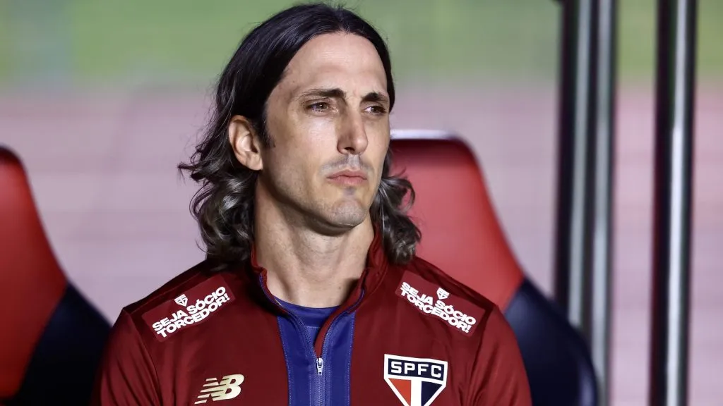 Luis Zubeldia tecnico do Sao Paulo durante partida contra o Gremio no estadio Morumbi pelo campeonato Brasileiro A 2025. Foto: Marcello Zambrana/AGIF