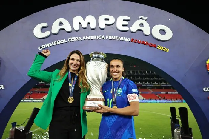 Michelle Ramalho e Marta em conquista da Copa América. Foto: Lívia Villas Boas/CBF
