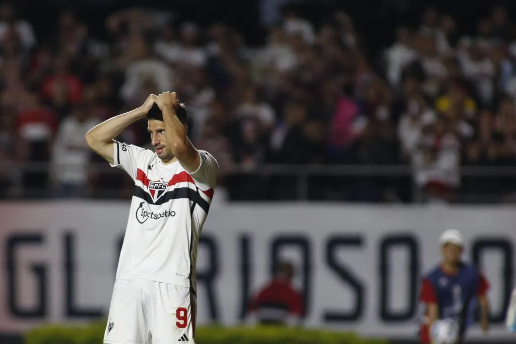 Calleri lamenta cobrança desperdiçada contra a LDU na Sul-Americana de 2023 – Foto: Miguel Schincariol/Getty Images