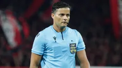 Árbitro Savio Pereira Sampaio durante partida entre Athletico-PR e Novorizontino no estadio Arena da Baixada pelo campeonato Brasileiro B 2025. Foto: Robson Mafra/AGIF