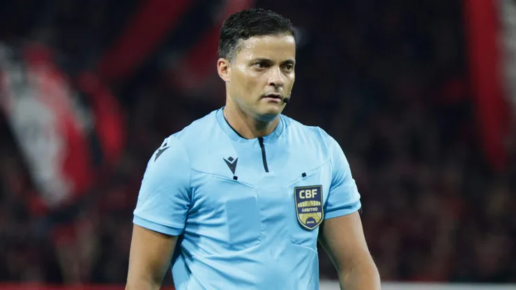 Árbitro Savio Pereira Sampaio durante partida entre Athletico-PR e Novorizontino no estadio Arena da Baixada pelo campeonato Brasileiro B 2025. Foto: Robson Mafra/AGIF