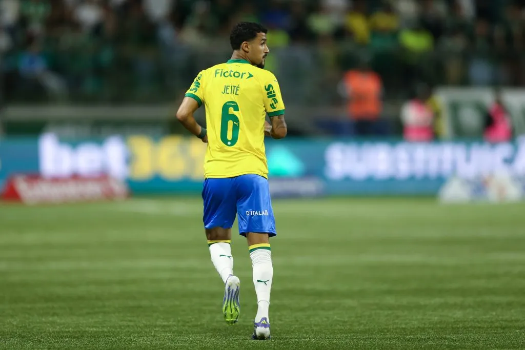 Neste sábado, Jefté pode ganhar primeira chance como titular do Verdão na LE – Foto: Marlon Costa/AGIF