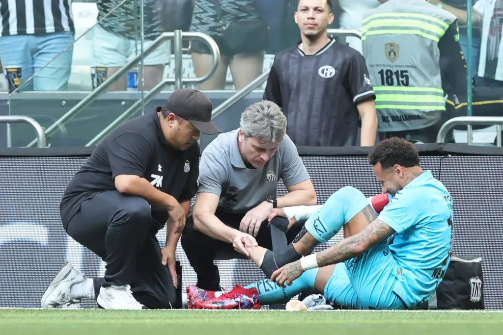 Neymar sentiu o tornozelo contra o Atlético-MG. Foto: Gilson Lobo/AGIF