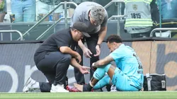 Neymar, jogador do Santos, sente lesão durante partida contra o Atletico-MG no estadio Arena MRV pelo campeonato Brasileiro A 2025. Foto: Gilson Lobo/AGIF