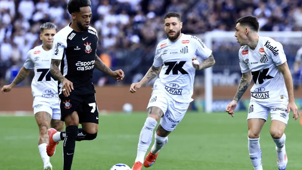 Jose Martinez, jogador do Corinthians, durante partida contra o Santos no estadio Arena Corinthians pelo campeonato Brasileiro A 2025. Foto: Marcello Zambrana/AGIF