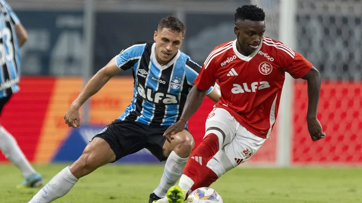 RS - PORTO ALEGRE - 08/03/2025 - GAUCHO 2025, GREMIO X INTERNACIONAL - Christian jogador do Gremio disputa lance com Carbonero jogador do Internacional durante partida no estadio Arena do Gremio pelo campeonato Gaucho 2025. Foto: Liamara Polli/AGIF