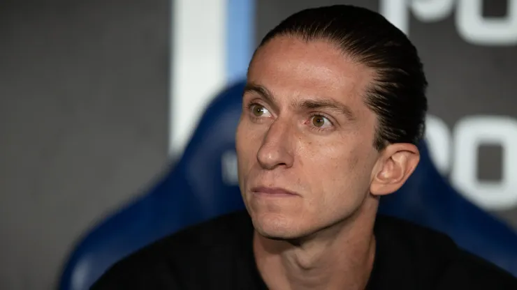 Filipe Luis, técnico do Flamengo, durante partida contra o Estudiantes no estadio Maracana pelo campeonato Copa Libertadores 2025. Foto: Jorge Rodrigues/AGIF