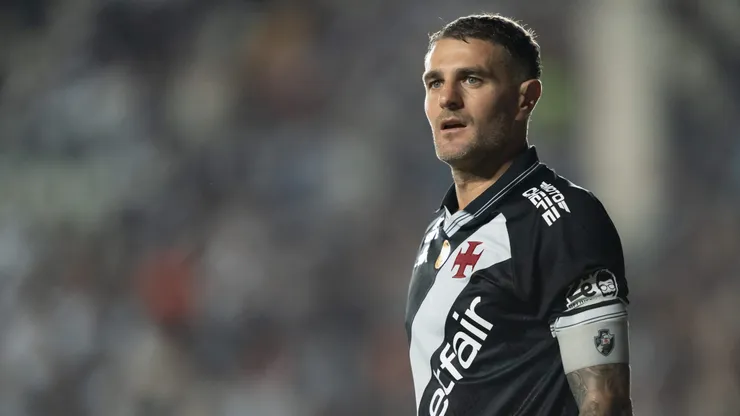Vegetti, atacante do Vasco keva vantagem sobre Rayan Foto: Jorge Rodrigues/AGIF.
