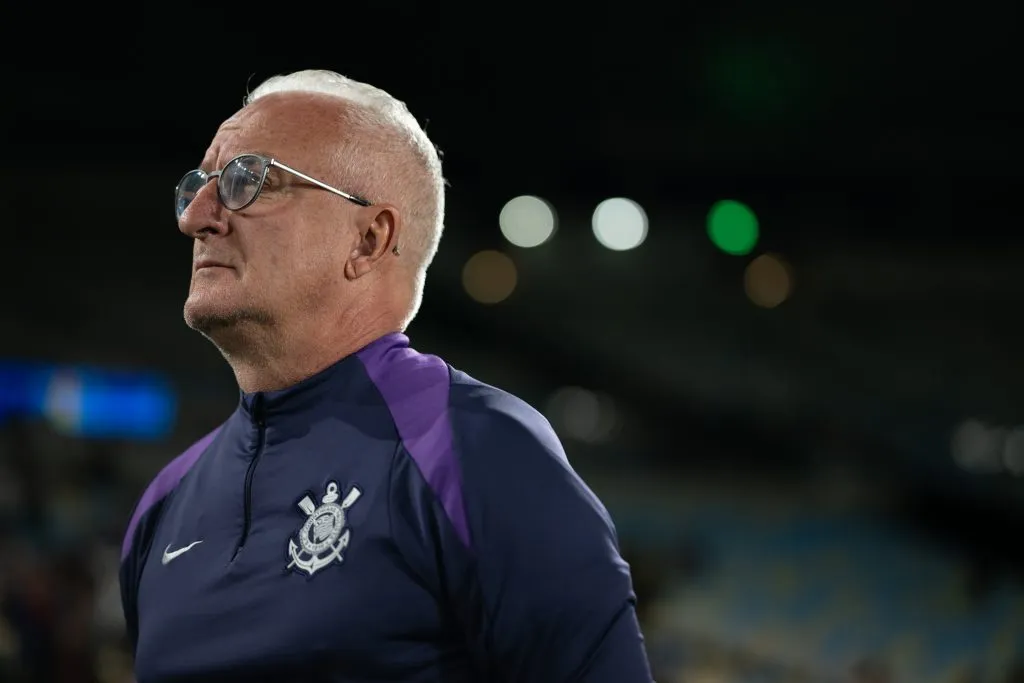 Dorival Junior tecnico do Corinthians durante partida contra o Fluminense no estadio Maracana pelo campeonato Brasileiro A 2025. Foto: Jorge Rodrigues/AGIF