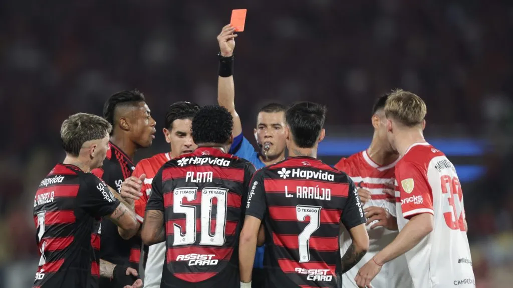 Gonzalo Plata sendo expulso. Foto: Gilvan de Souza/Flamengo