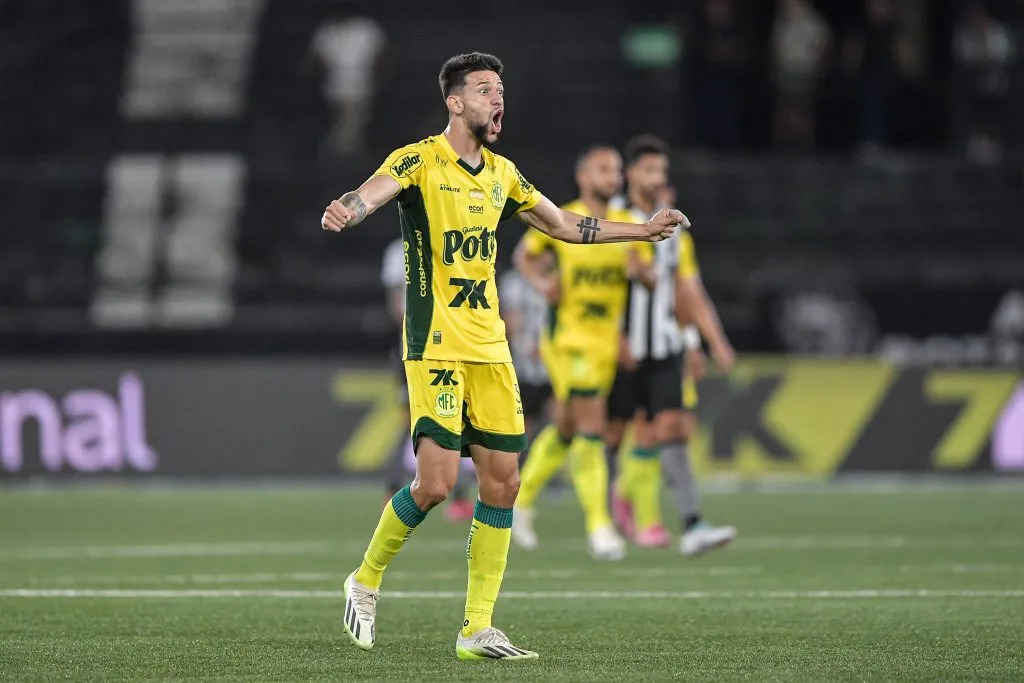 Jemmes jogador do Mirassol comemora seu gol durante partida contra o Botafogo no estadio Engenhao pelo campeonato Brasileiro A 2025. Foto: Thiago Ribeiro/AGIF