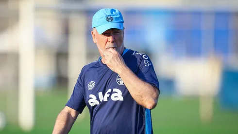 Mano Menezes durante treino do Grêmio.