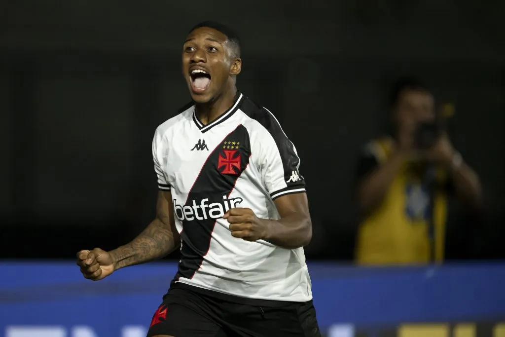 Leandrinho jogador do Vasco comemora seu gol durante partida contra o Sao Paulo no estadio Sao Januario pelo campeonato Brasileiro A 2024. Foto: Jorge Rodrigues/AGIF