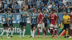 Jogadores de Internacional e Grêmio durante o Gre-Nal pelo Gauchão 2025 - Foto: Liamara Polli/AGIF