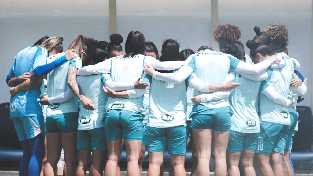 Time do Cruzeiro Feminino em treinamento