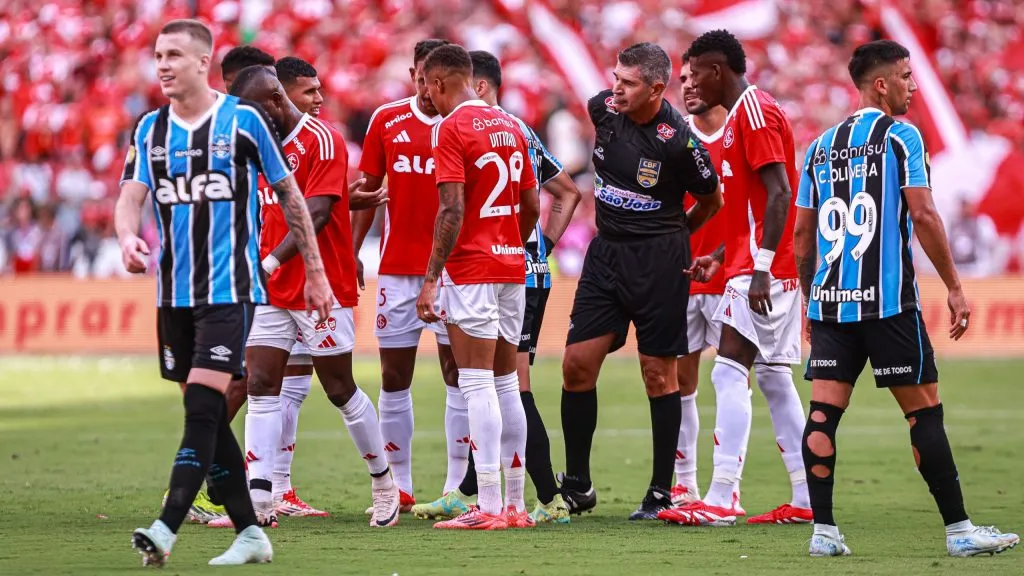 Marcelo de Lima em tumulto entre jogadores do Internacional e jogadores do Gremio durante partida no estadio Beira-Rio pelo campeonato Gaucho 2025. Foto: Maxi Franzoi/AGIF