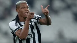 Danilo jogador do Botafogo comemora seu gol durante partida contra o Bragantino no estadio Engenhao pelo campeonato Brasileiro A 2025. Foto: Jorge Rodrigues/AGIF