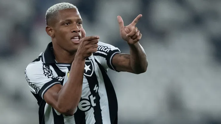 Danilo jogador do Botafogo comemora seu gol durante partida contra o Bragantino no estadio Engenhao pelo campeonato Brasileiro A 2025. Foto: Jorge Rodrigues/AGIF
