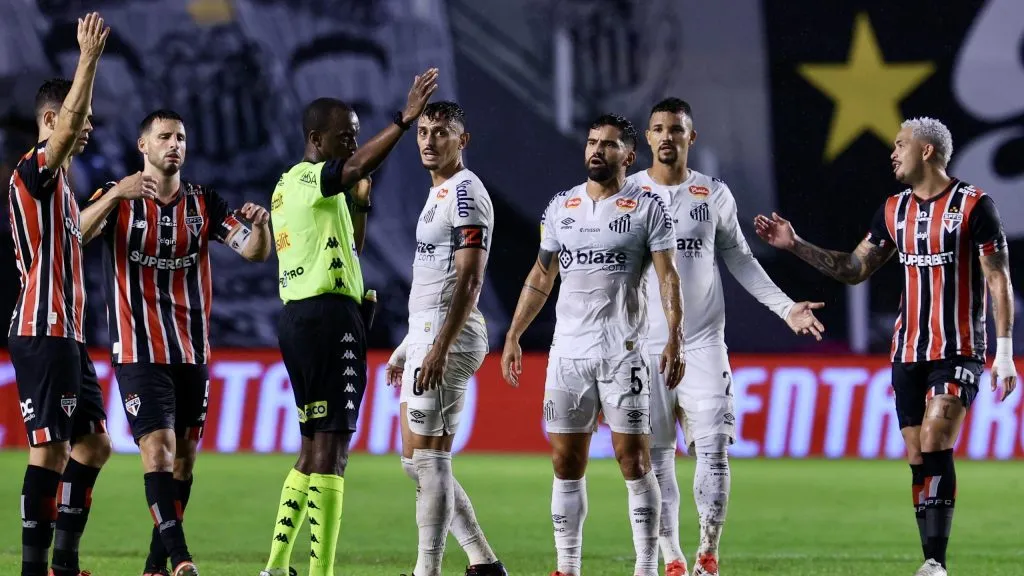 Jogador do Santos reclama com a arbitragem durante partida contra o Sao Paulo no estadio Vila Belmiro pelo campeonato Paulista 2025. Foto: Marcello Zambrana/AGIF