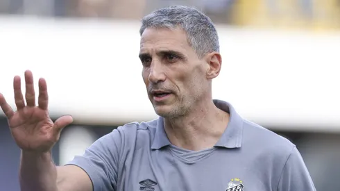 Vojvoda, técnico do Santos em partida pelo campeonato brasileiro