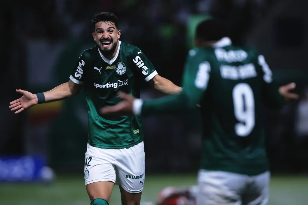 SP – SAO PAULO – 13/09/2025 – BRASILEIRO A 2025, PALMEIRAS X INTERNACIONAL – Vitor Roque jogador do Palmeiras comemora seu gol com Flaco Lopez jogador da sua equipe durante partida contra o Internacional no estadio Arena Allianz Parque pelo campeonato Brasileiro A 2025. Foto: Ettore Chiereguini/AGIF