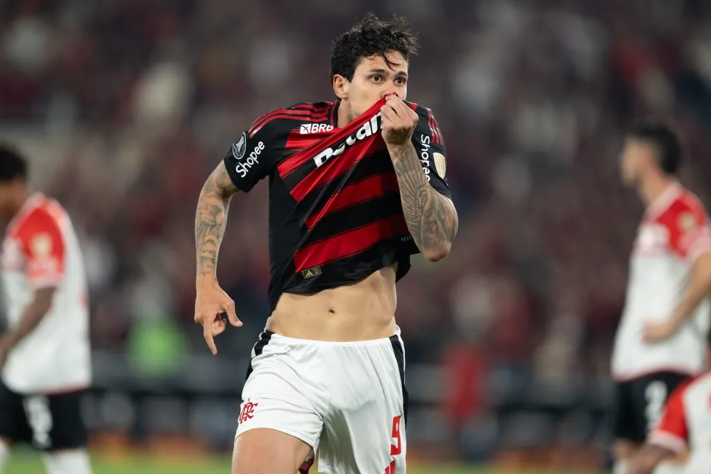 RJ – RIO DE JANEIRO – 18/09/2025 – COPA LIBERTADORES 2025, FLAMENGO X ESTUDIANTES – Pedro jogador do Flamengo comemora seu gol durante partida contra o Estudiantes no estadio Maracana pelo campeonato Copa Libertadores 2025. Foto: Jorge Rodrigues/AGIF
