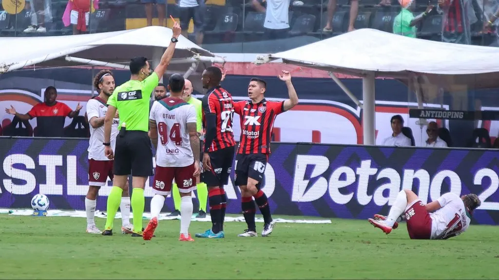 Dudu jogador do Vitoria recebe cartao vermelho do arbitro durante partida contra o Fluminense no Barradão pelo campeonato Brasileiro A 2025. Foto: Marcio Jose/AGIF