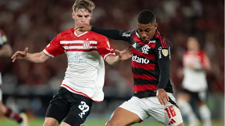 Samuel Lino em ação no polêmico jogo diante do Estudiantes no Maracanã Foto: Jorge Rodrigues/AGIF