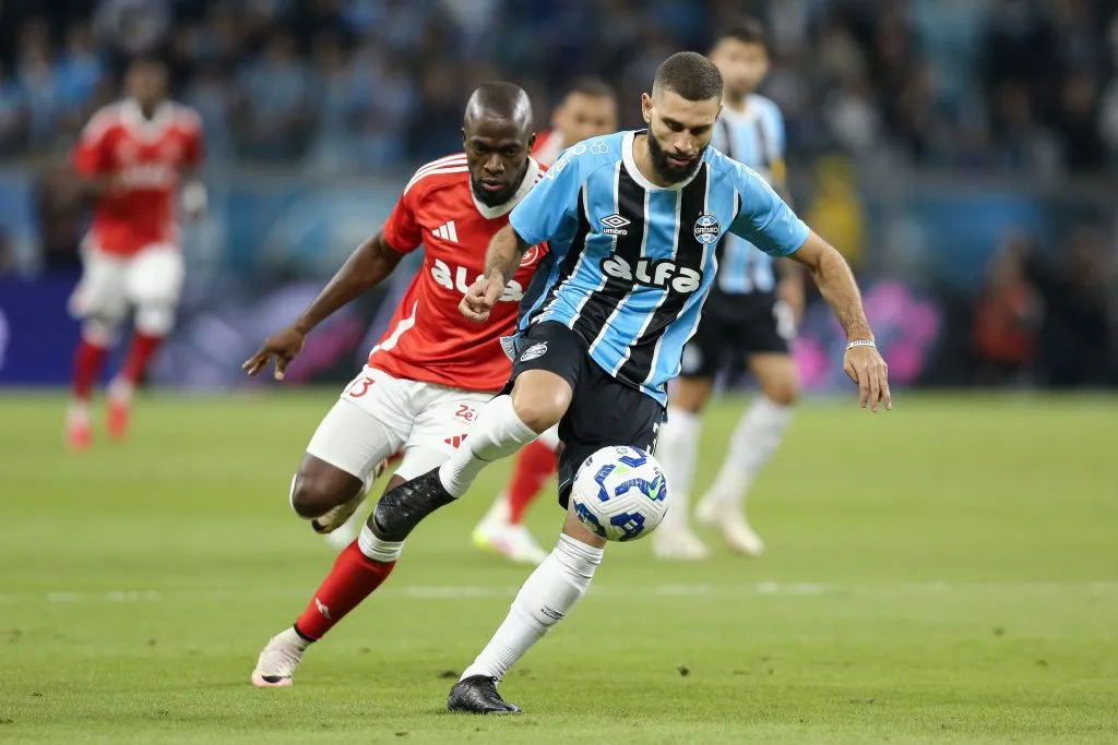 Wagner Leonardo do Gremio e Enner Valencia do Internacional – (Photo by Pedro H. Tesch/Getty Images)