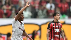 Hercules jogador do Fluminense comemora seu gol com jogadores do seu time durante partida contra o Vitoria pelo campeonato Brasileiro A 2025. Foto: Jhony Pinho/AGIF