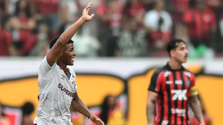 Hercules jogador do Fluminense comemora seu gol com jogadores do seu time durante partida contra o Vitoria pelo campeonato Brasileiro A 2025. Foto: Jhony Pinho/AGIF