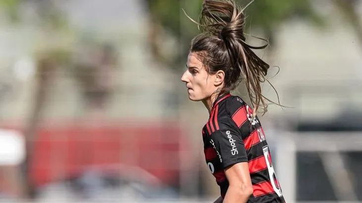 Jogadora do Flamengo em campo no Carioca Feminino