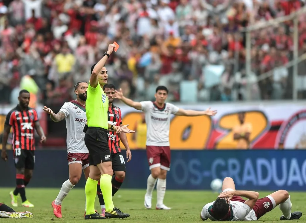 Momento da expulsão de Igor Rabello. Foto: Jhony Pinho/AGIF