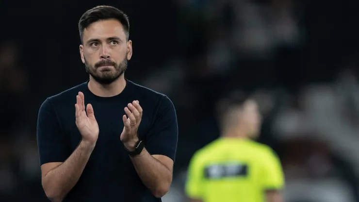 RJ - RIO DE JANEIRO - 30/08/2025 - BRASILEIRO A 2025, BOTAFOGO X BRAGANTINO - Davide Ancelotti tecnico do Botafogo durante partida contra o Bragantino no estadio Engenhao pelo campeonato Brasileiro A 2025. Foto: Jorge Rodrigues/AGIF