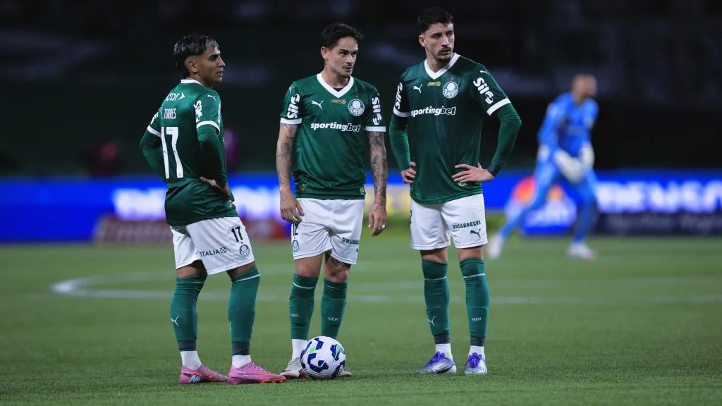 Jogadores do Palmeiras durante partida contra o Internacional no estadio Arena Allianz Parque pelo campeonato Brasileiro A 2025. Foto: Ettore Chiereguini/AGIF