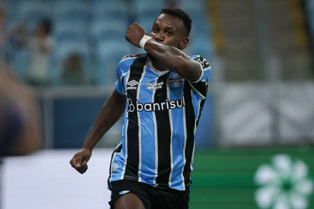 Edenilson jogador do Gremio comemora seu gol durante partida contra o Caxias no estadio Arena do Gremio pelo campeonato Gaucho 2025. Foto: Maxi Franzoi/AGIF