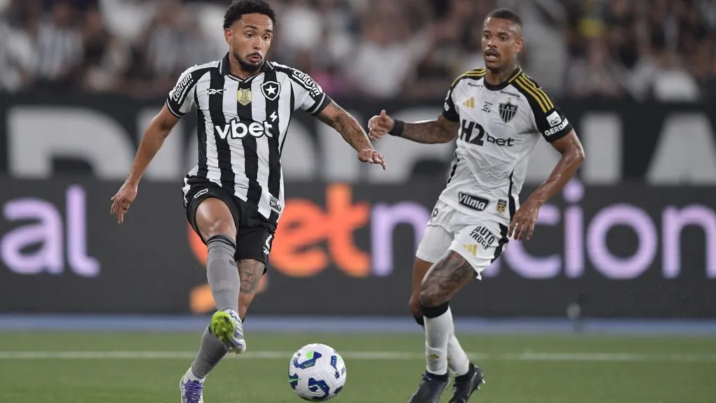 Vitinho jogador do Botafogo durante partida contra o Atletico-MG no estadio Engenhao pelo campeonato Brasileiro A 2025. Foto: Thiago Ribeiro/AGIF