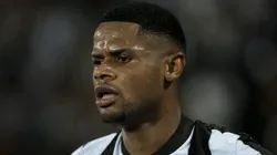 Torcida do Botafogo ovaciona Junior Santos antes de jogo contra o Atlético-MG.