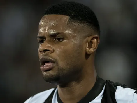 Torcida do Botafogo ovaciona Junior Santos e atacante se emociona