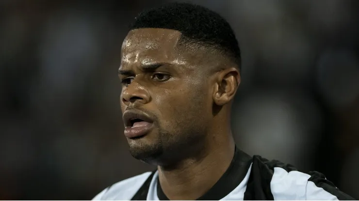 Torcida do Botafogo ovaciona Junior Santos antes de jogo contra o Atlético-MG.