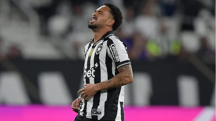 Vitinho perdeu mais um gol com a camisa do Botafogo. Foto: Thiago Ribeiro/AGIF