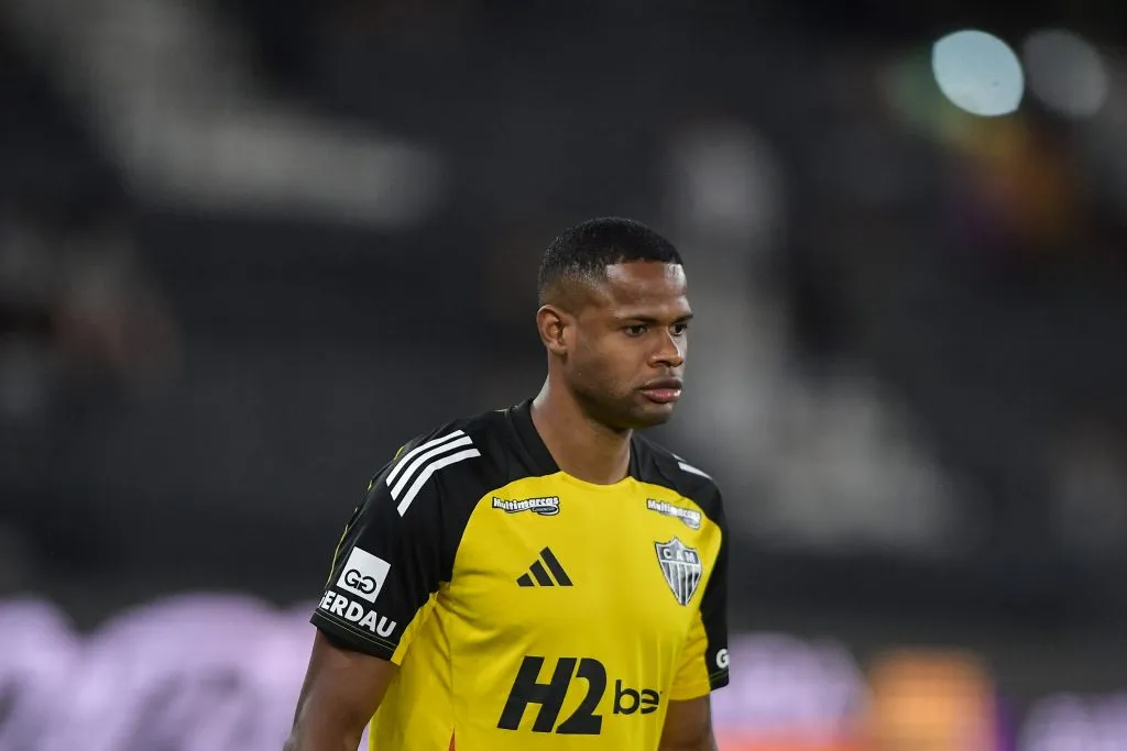 Junior Santos, atualmente no Atlético-MG, é ovacionado pela torcida do Botafogo no aquecimento. Foto: Thiago Ribeiro/AGIF