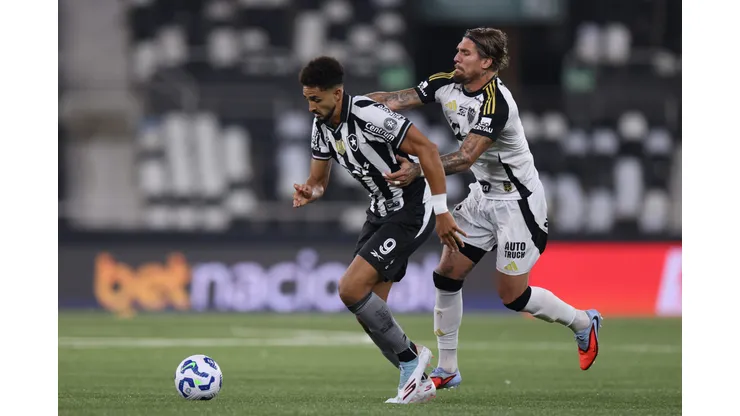 Lyanco e Chris Ramos no jogo. Photo by Lucas Figueiredo/Getty Images