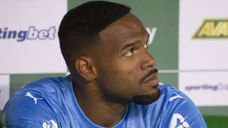 Torcida do Palmeiras contesta decisão por reserva de Carlos Miguel contra o Fortaleza.