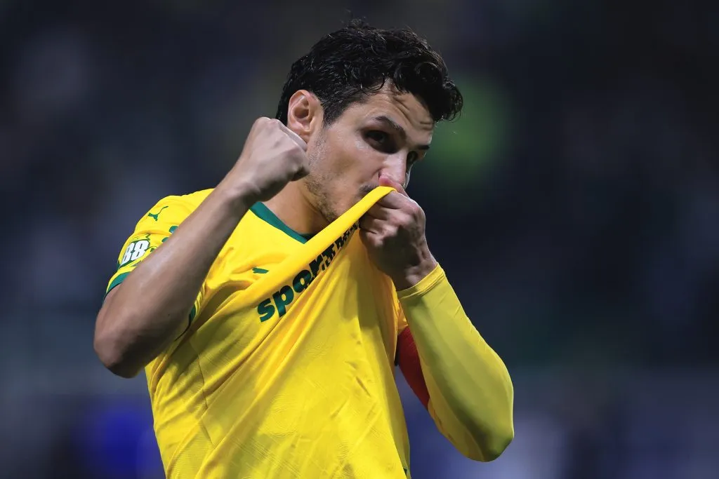 SP – SAO PAULO – 20/09/2025 – BRASILEIRO A 2025, PALMEIRAS X FORTALEZA – Raphael Veiga jogador do Palmeiras comemora seu gol durante partida contra o Fortaleza no estadio Arena Allianz Parque pelo campeonato Brasileiro A 2025. Foto: Ettore Chiereguini/AGIF