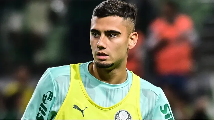 Andreas Pereira jogador do Palmeiras durante aquecimento antes da partida contra o Fortaleza no estadio Arena Allianz Parque pelo campeonato Brasileiro A 2025. Foto: Jota Erre/AGIF