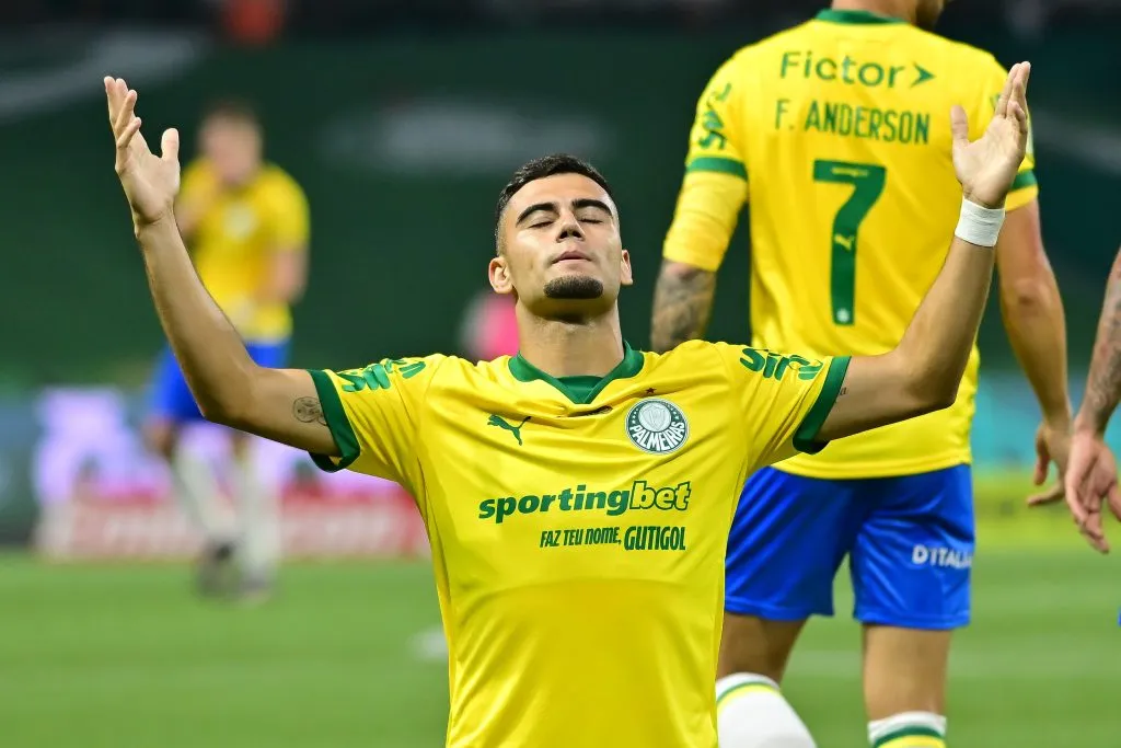 Andreas Pereira, jogador do Palmeiras comemora seu gol durante partida contra o Fortaleza no estadio Arena Allianz Parque pelo campeonato Brasileiro A 2025. Foto: Jota Erre/AGIF