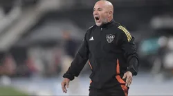 Jorge Sampaoli, técnico do Atlético-MG, durante partida contra o Botafogo no estadio Engenhao pelo campeonato Brasileiro A 2025. Foto: Thiago Ribeiro/AGIF