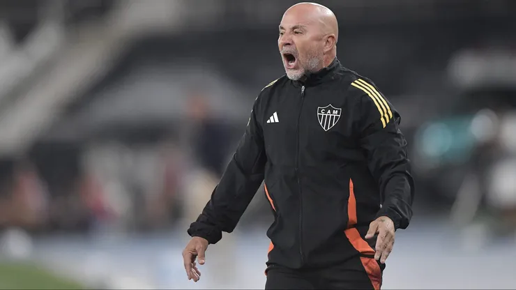 Jorge Sampaoli, técnico do Atlético-MG, durante partida contra o Botafogo no estadio Engenhao pelo campeonato Brasileiro A 2025. Foto: Thiago Ribeiro/AGIF